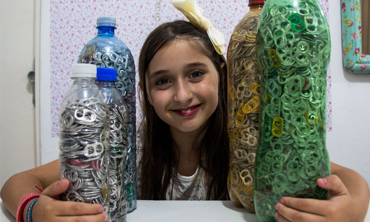 Com sorriso tímido, Heloísa garante que continuará guardando os lacres e, agora, também as tampinhas plásticas