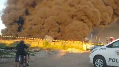 Photo of Incêndio de grandes proporções atinge depósito de recicláveis no Chácara Cibratel